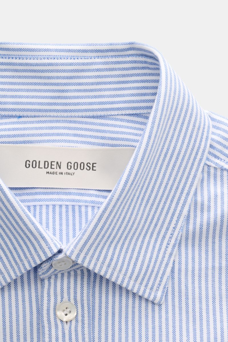 Golden Goose Oxford-Hemd Kent-Kragen blau/weiß gestreift shown close-up from above, cotton fabric with slim fit, classic Kent collar, button placket. Modernes Essential mit Signature-Attitüde: Das Baumwollhemd von GOLDEN GOOSE ergänzt stilvolle Sommerlook