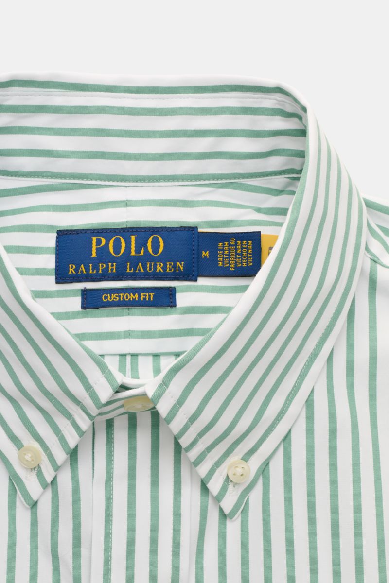 Polo Ralph Lauren Casual Hemd Button-Down-Kragen grün/weiß gestreift, aus reiner Baumwolle, weicher Griff, klassisches Streifen-Design, Detailansicht von oben.