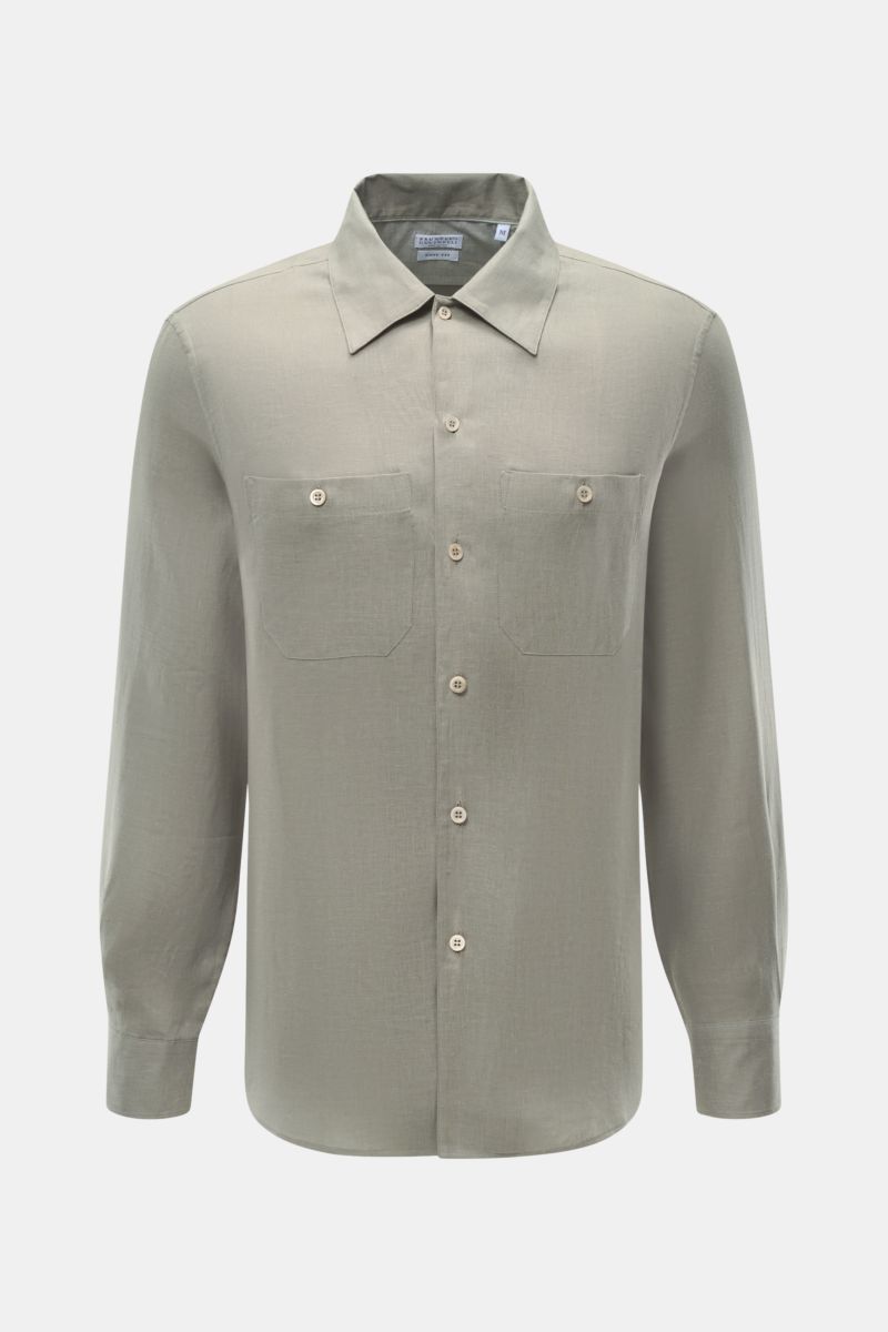 Front view of a sage linen shirt, the Brunello Cucinelli Leinenhemd Haifisch-Kragen salbei, showcasing fine linen quality with shark collar, patch chest pockets, mother-of-pearl buttons on French placket, classic sport cuffs, regular fit, and slightly rou