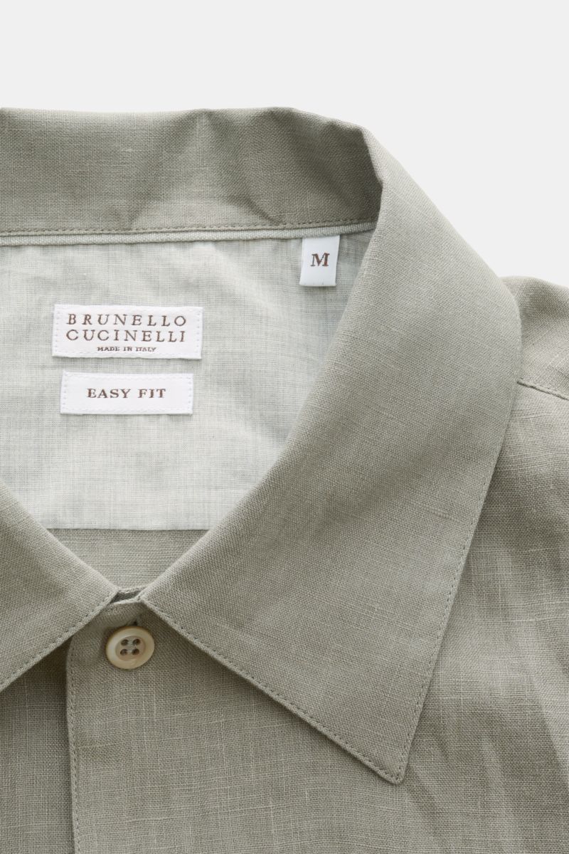 Close-up front view of the collar and label of the Brunello Cucinelli Leinenhemd Haifisch-Kragen salbei in light sage.

Feinste Leinenqualität: Das sommerlich-leichte Hemd mit Haifischkragen aus dem Hause BRUNELLO CUCINELLI überzeugt mit luxuriösem Tra