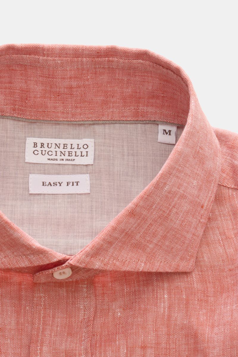 Close-up front view of Brunello Cucinelli Leinenhemd Haifisch-Kragen hellrot meliert collar and label, showcasing fine linen texture.

Feinste Leinenqualität: Das sommerlich-leichte Hemd mit Haifischkragen aus dem Hause BRUNELLO CUCINELLI überzeugt mit