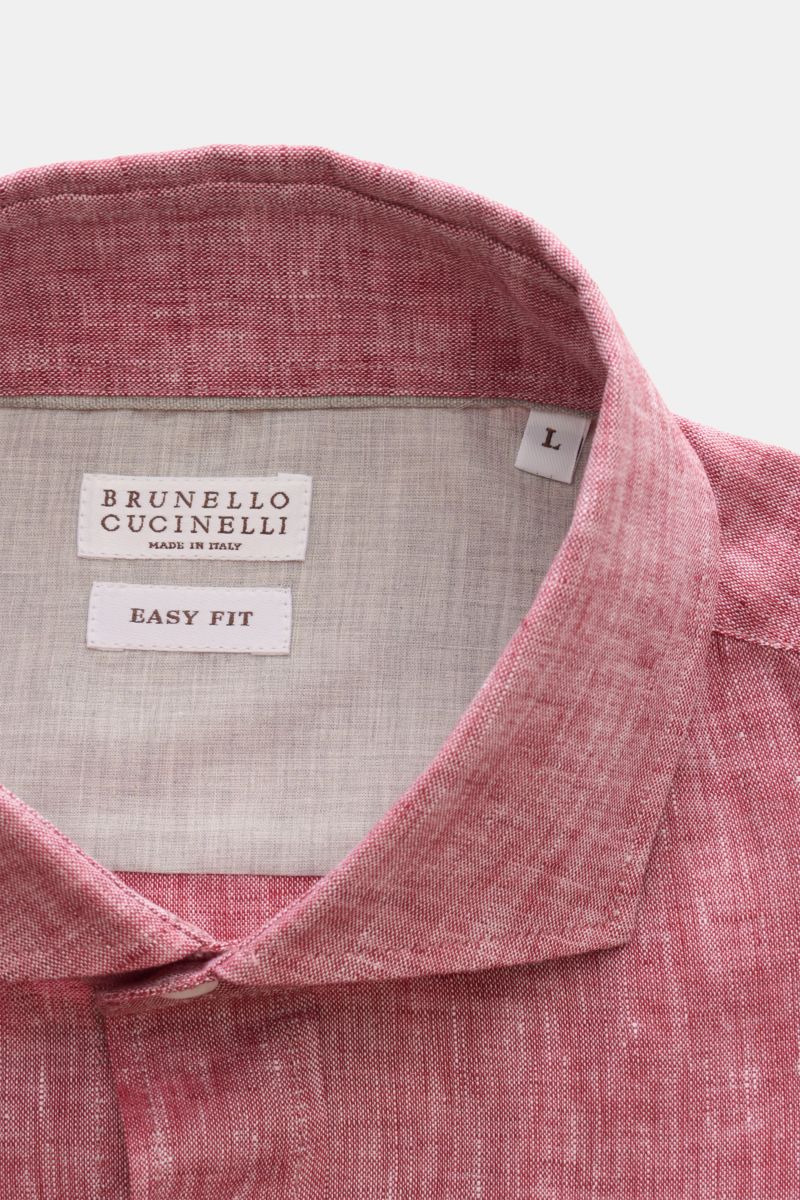 Brunello Cucinelli Leinenhemd Haifisch-Kragen rot meliert shown from a close-up front top view, highlighting the shark collar and fabric texture. Feinste Leinenqualität: Das sommerlich-leichte Hemd mit Haifischkragen aus dem Hause BRUNELLO CUCINELLI üb
