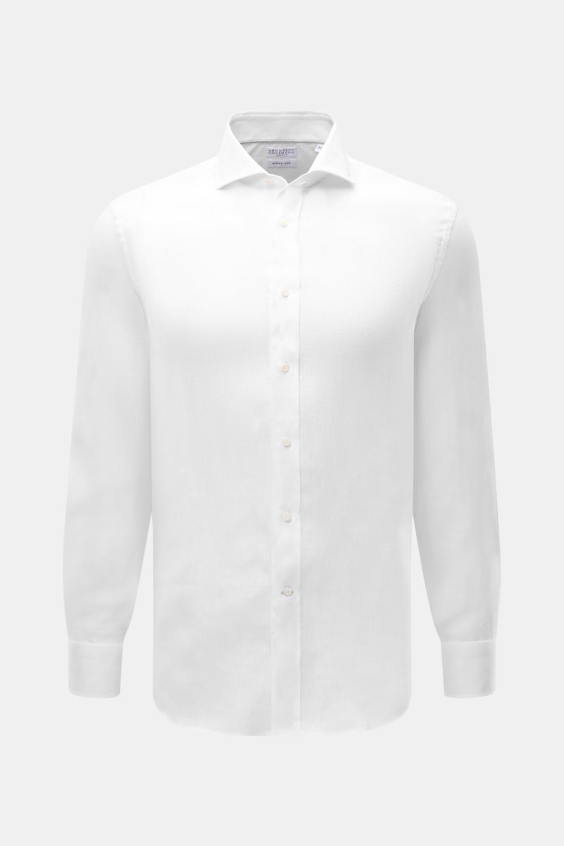 Brunello Cucinelli Leinenhemd Haifisch-Kragen weiß shown frontally, featuring pure linen, regular fit, shark collar, pearl buttons, classic cuffs, and rounded hem. Feinste Leinenqualität: Das sommerlich-leichte Hemd mit Haifischkragen aus dem Hause BRU
