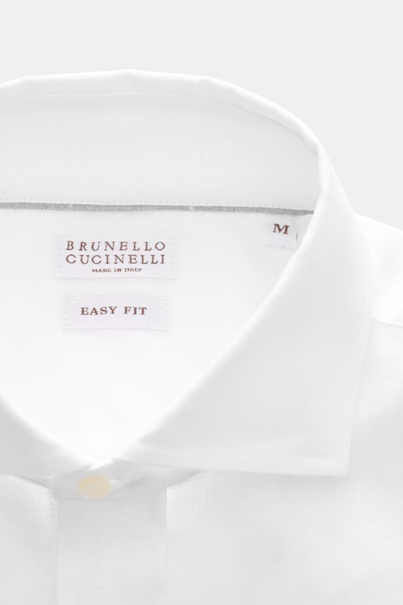 Close-up front view of the Brunello Cucinelli Leinenhemd Haifisch-Kragen weiß, showcasing fine linen fabric with shark collar and mother-of-pearl buttons. Feinste Leinenqualität: Das sommerlich-leichte Hemd mit Haifischkragen aus dem Hause BRUNELLO CUC