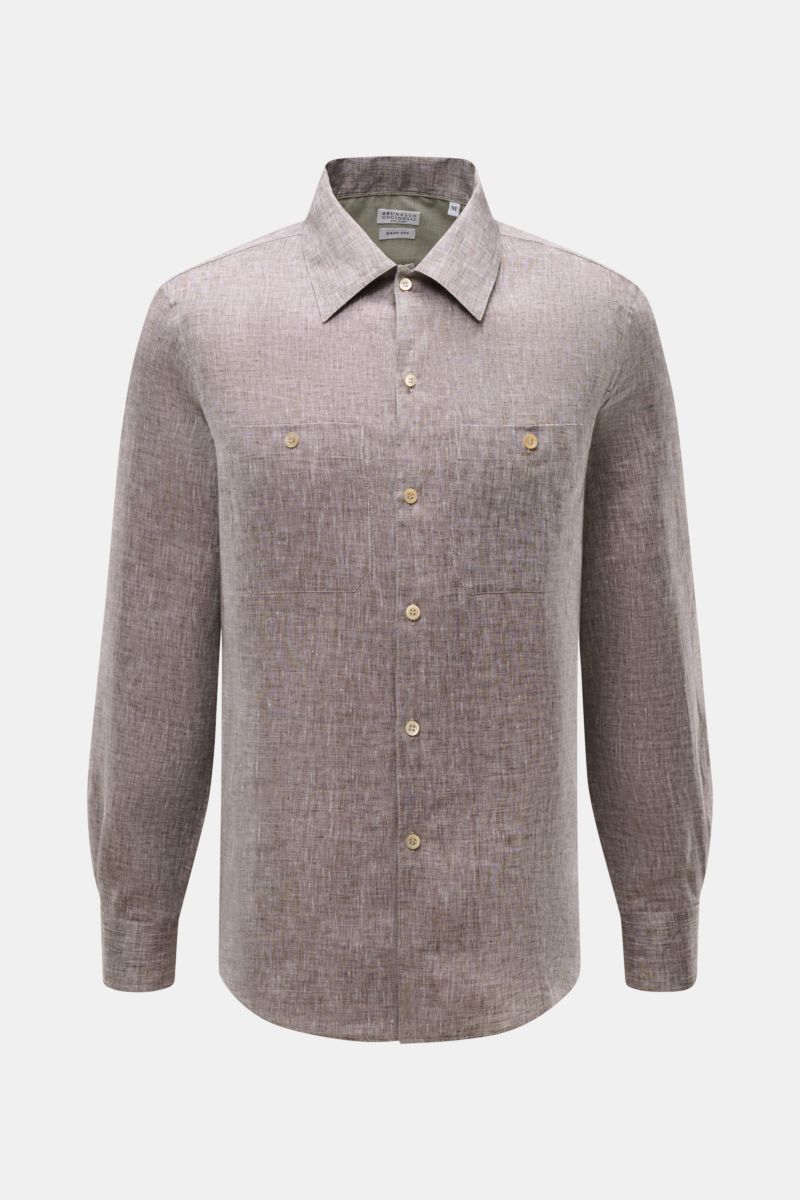 Front view of Brunello Cucinelli Leinenhemd Haifisch-Kragen dunkelbraun meliert, a dark brown melange linen shirt with shark collar, chest pockets, pearl buttons, and classic sport cuffs. 

Feinste Leinenqualität: Das sommerlich-leichte Hemd mit Haifis