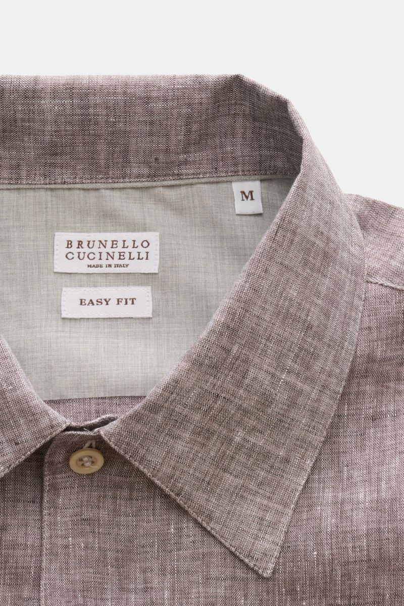 Brunello Cucinelli Leinenhemd Haifisch-Kragen dunkelbraun meliert shown from a close-up top-front view, highlighting collar and fabric texture. Feinste Leinenqualität: Das sommerlich-leichte Hemd mit Haifischkragen aus dem Hause BRUNELLO CUCINELLI über