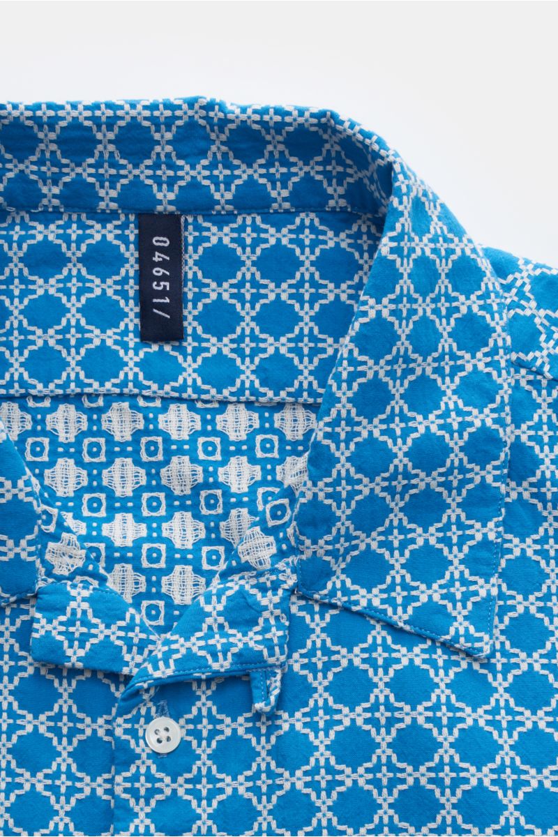 04651/ A trip in a bag Kurzarmhemd 'Tile Cuba' Kubanischer Kragen azur/creme gemustert