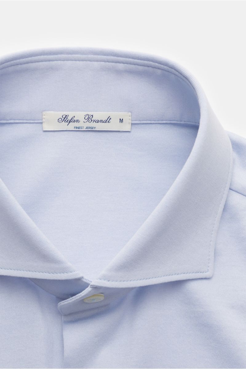 Close-up front view of Stefan Brandt Jersey shirt 'Otis' shark collar light blue, featuring soft, pure Pima cotton jersey.

Flexible, soft jersey made of pure Pima cotton makes the clean casual shirt 'Otis' by STEFAN BRANDT a comfortable basic with eas