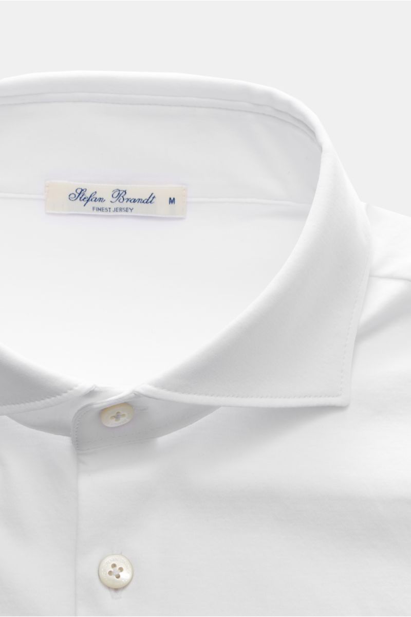 Close-up front view of the Stefan Brandt Jersey-Hemd 'Otis' Haifisch-Kragen weiß, showing the shark collar, mother-of-pearl buttons, and smooth white Pima cotton jersey fabric. Flexibler, geschmeidiger Jersey aus reiner Pima-Baumwolle lässt das cleane Cas
