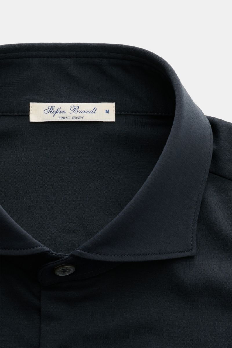 Close-up front view of Stefan Brandt Jersey shirt 'Otis' shark collar navy made from soft, flexible pure Pima cotton jersey.

Description: Flexible, soft jersey made of pure Pima cotton makes the clean casual shirt 'Otis' by STEFAN BRANDT a comfortable