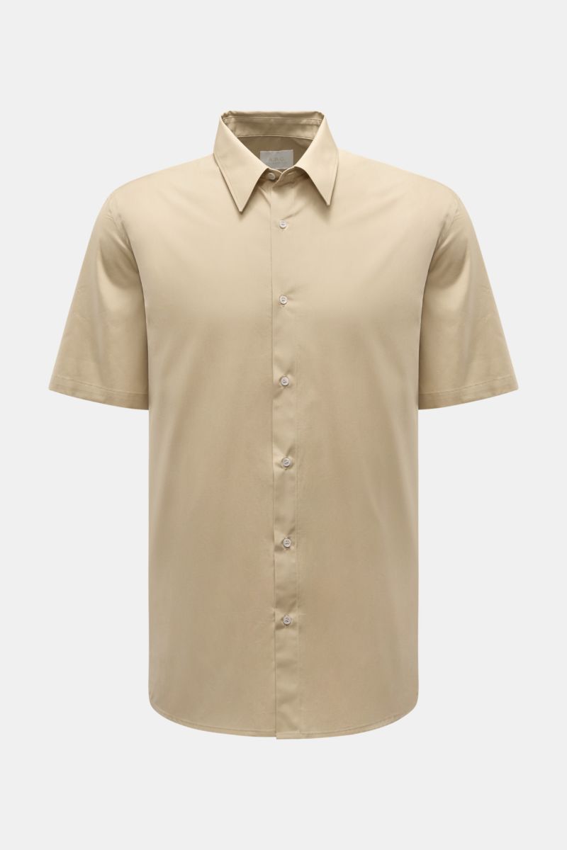 Front view of A.P.C. Kurzarmhemd Kent-Kragen sand, a short-sleeve shirt in pure cotton with smooth texture, oversized fit, Kent collar, French button placket, chest pocket, back yoke with pleat, and slightly rounded hem, combining classic look with modern