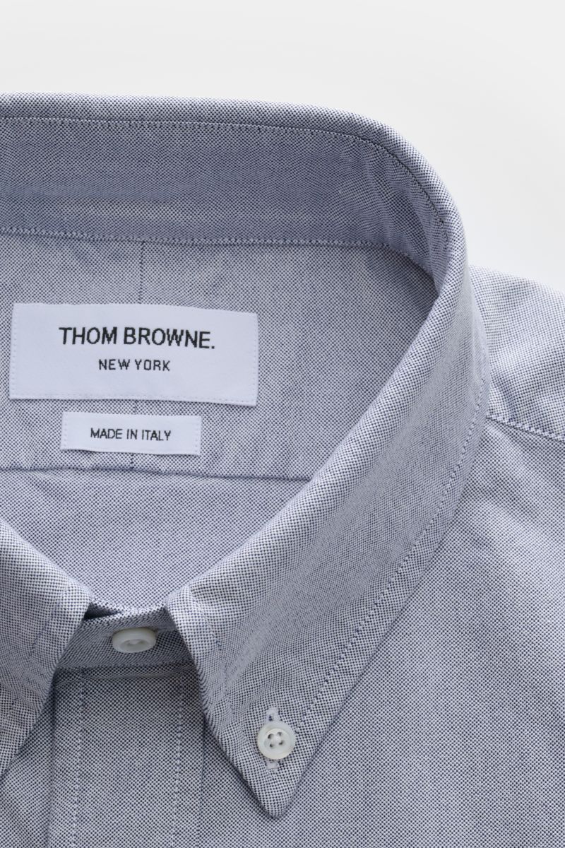 Thom Browne Kurzarmhemd Button-Down-Kragen rauchblau, Oxford Baumwolle, weicher Griff, Regular Fit, Detailaufnahme von oben auf Kragen und Knopfleiste.