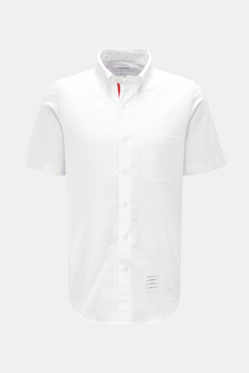 Thom Browne Kurzarmhemd Button-Down-Kragen weiß, Frontansicht, Oxford-Baumwolle, Regular Fit, Brusttasche, Knopfleiste, weicher Griff, leicht gerundeter Saum.