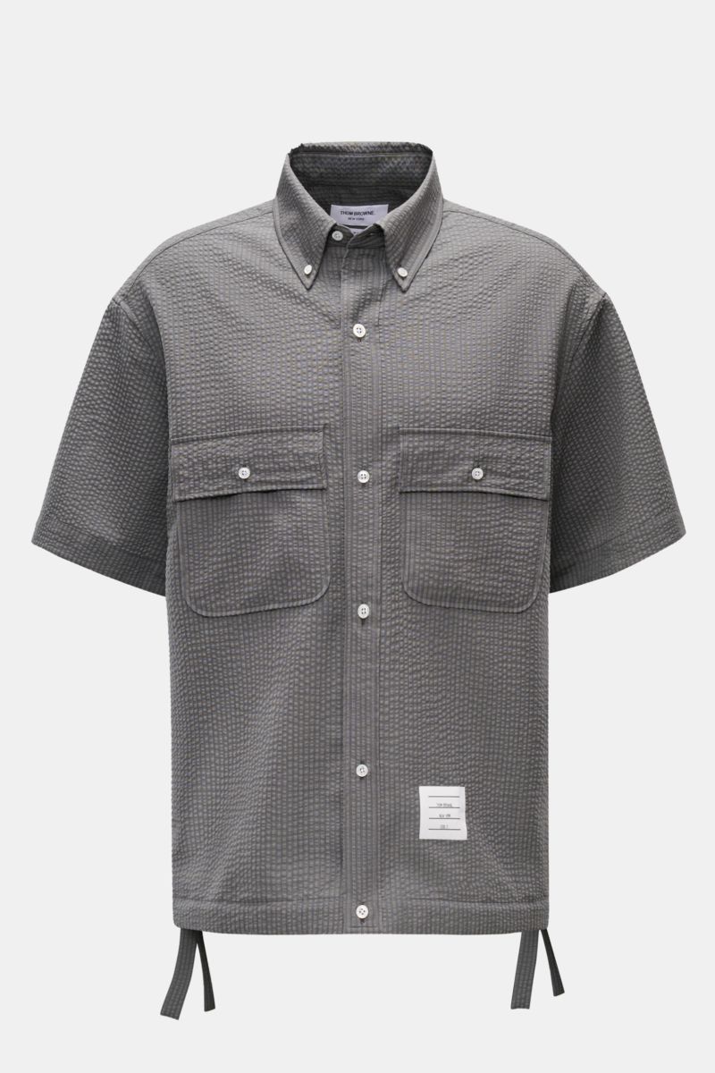 Thom Browne Seersucker-Kurzarmhemd Button-Down-Kragen dunkelgrau, strukturiert, Oversized-Fit, Knopfleiste, Brusttaschen, Saum regulierbar, Frontansicht.