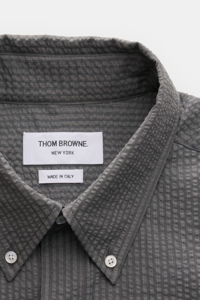 Thom Browne Seersucker-Kurzarmhemd Button-Down-Kragen dunkelgrau, Front nah, strukturierter Seersucker aus reiner Wolle, Oversized Fit, Perlmuttknöpfe.