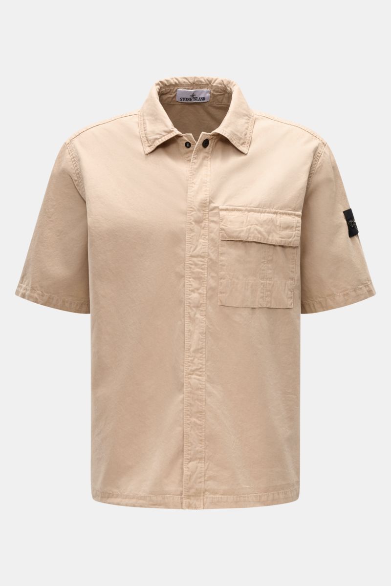 Stone Island Kurzarmhemd 'Brushed Canvas' Kent-Kragen beige, frontal, Bio-Baumwolle, Regular Fit, Brusttasche, Kompass-Badge, verdeckte Knopfleiste.