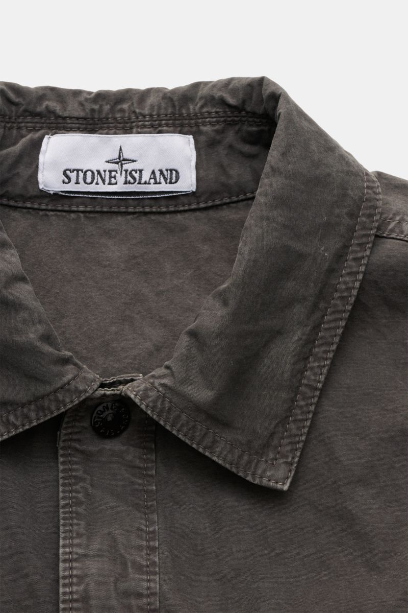 Stone Island Short sleeve shirt 'Brushed Canvas' Kent collar anthracite, close-up front view showing soft canvas fabric, pure organic cotton, relaxed fit, concealed snap button, and stitched collar. Versatility and urban style: This short sleeve shirt by 