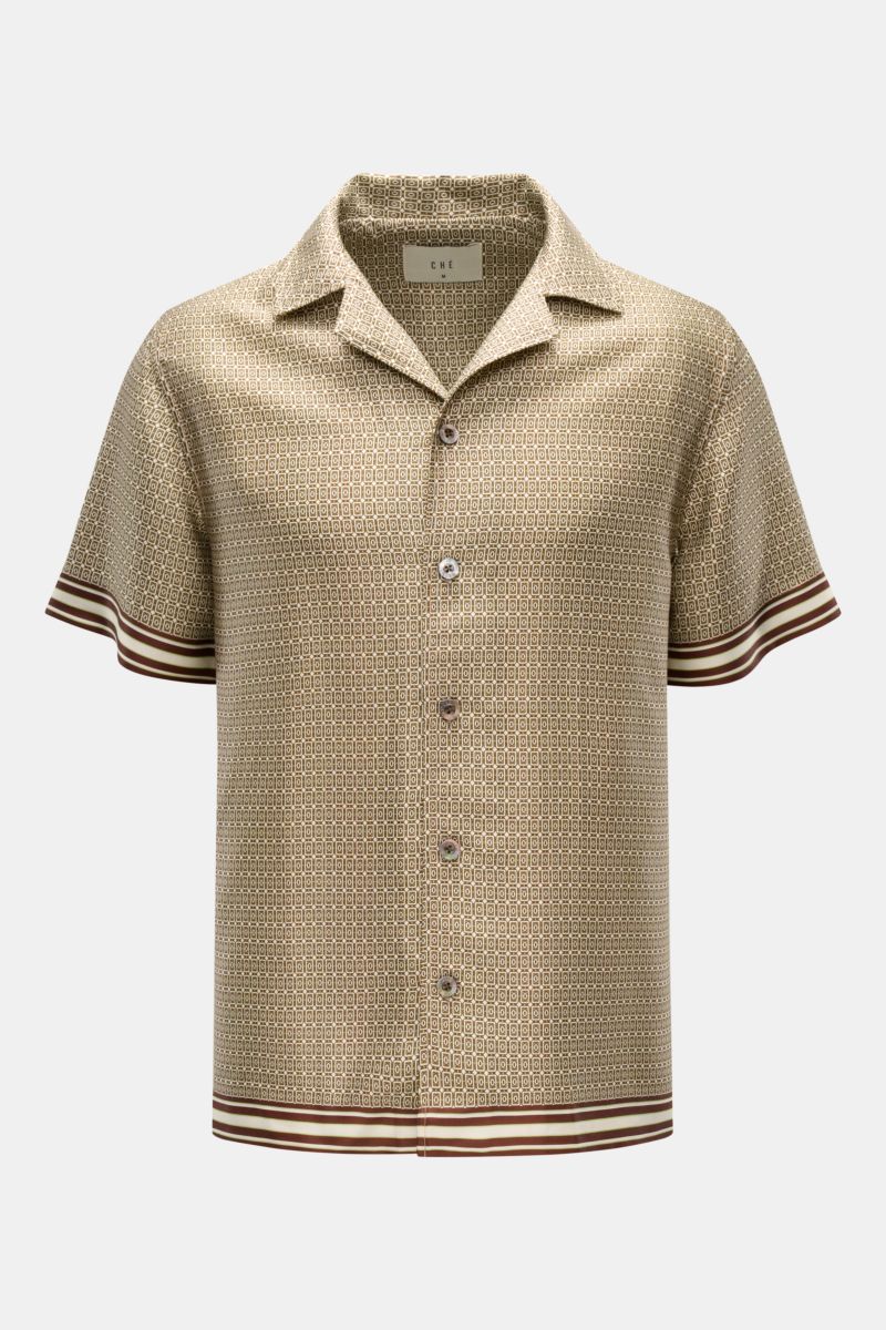 Ché Kurzarmhemd 'Lucena' Kubanischer Kragen grün/braun gemustert, frontale Nahaufnahme, Lyocell, ornamentaler Print, Oversized Fit, glatter Griff, Saumschlitze.