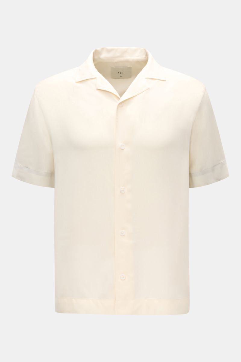 Ché Kurzarmhemd 'Valbonne' Kubanischer Kragen creme, frontale Nahaufnahme, oversized, reine Viskose, weicher Griff, Kontrastdetails innen an Ärmeln, französische Knopfleiste.