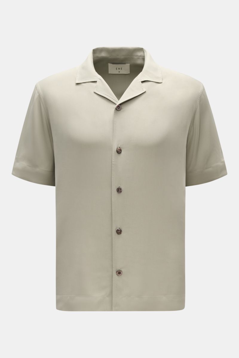 Ché Kurzarmhemd 'Valbonne' Kubanischer Kragen salbei, oversized, vorn mit Knopfleiste, kurze Ärmel, weiche Viskose, frontale Produktaufnahme.