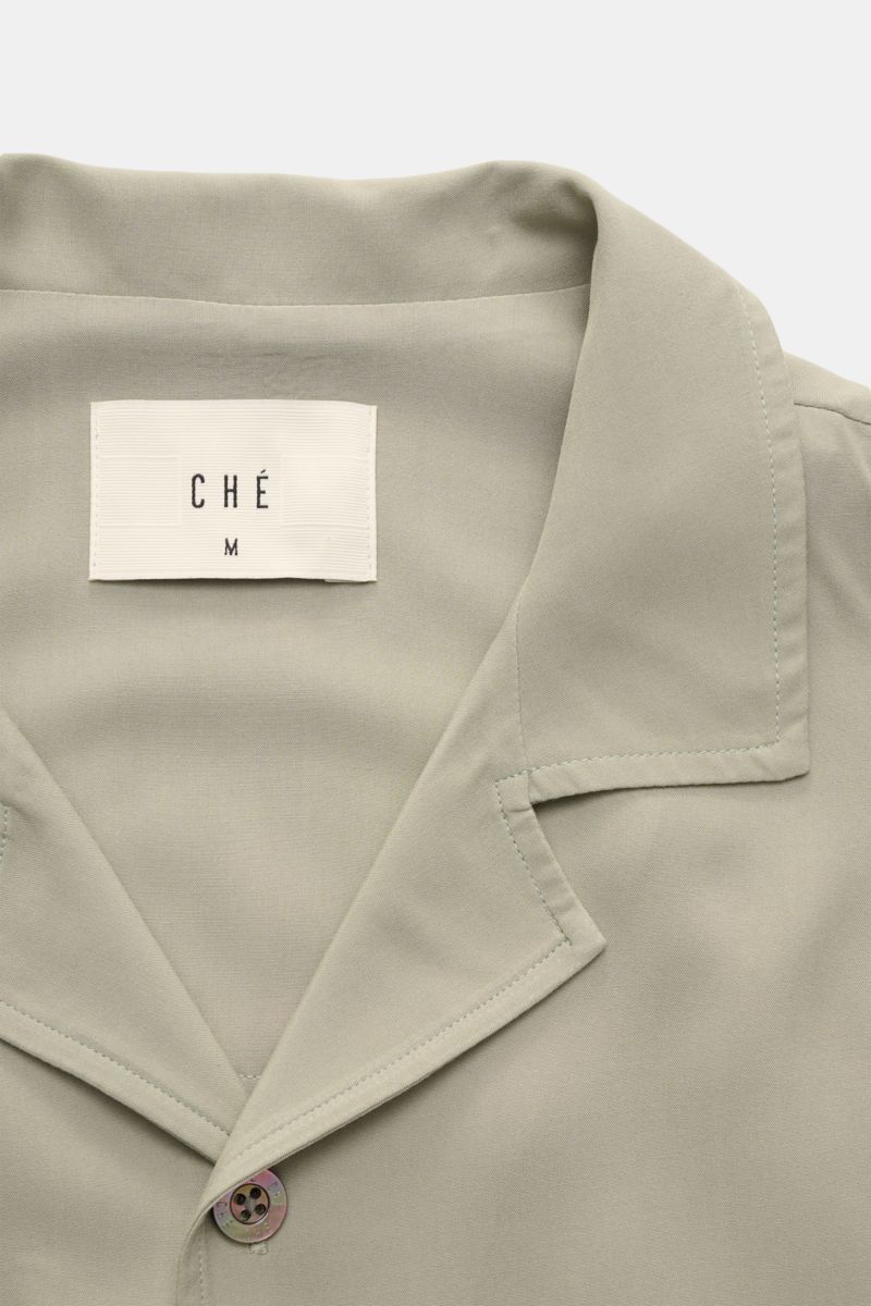 Ché Kurzarmhemd 'Valbonne' Kubanischer Kragen salbei, Detailaufnahme von oben, Oversized Fit, weiche Ecovero™-Viskose, Kontrast-Ärmelinnenseiten.