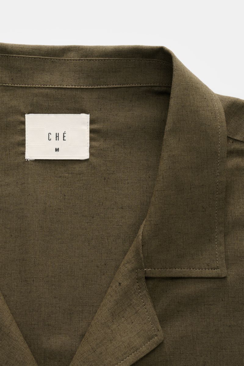 Close-up front view of the Ché Kurzarmhemd 'Inigo' Kubanischer Kragen dark olive showcasing its linen-cotton fabric and Cuban collar.