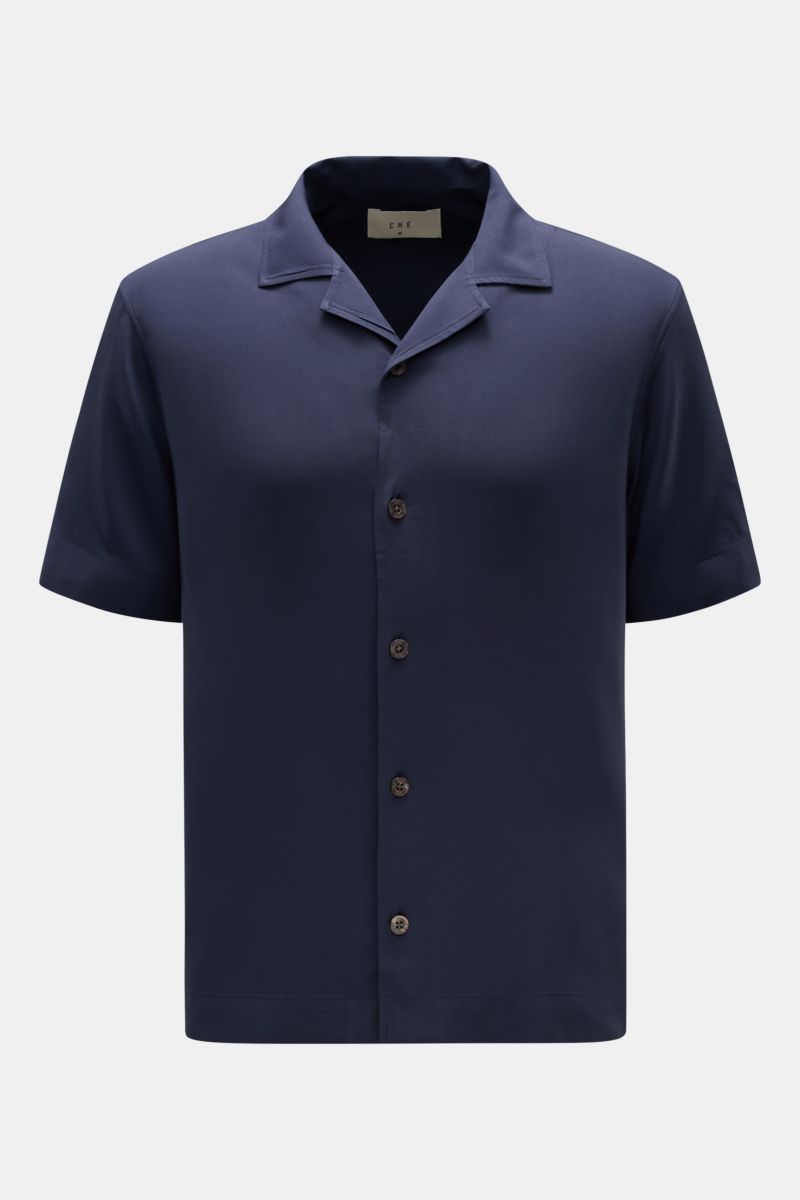 Frontale Nahaufnahme des Ché Kurzarmhemds 'Valbonne' Kubanischer Kragen navy aus fließender, reiner Viskose mit Oversized Fit, französischer Knopfleiste und geradem Saum.