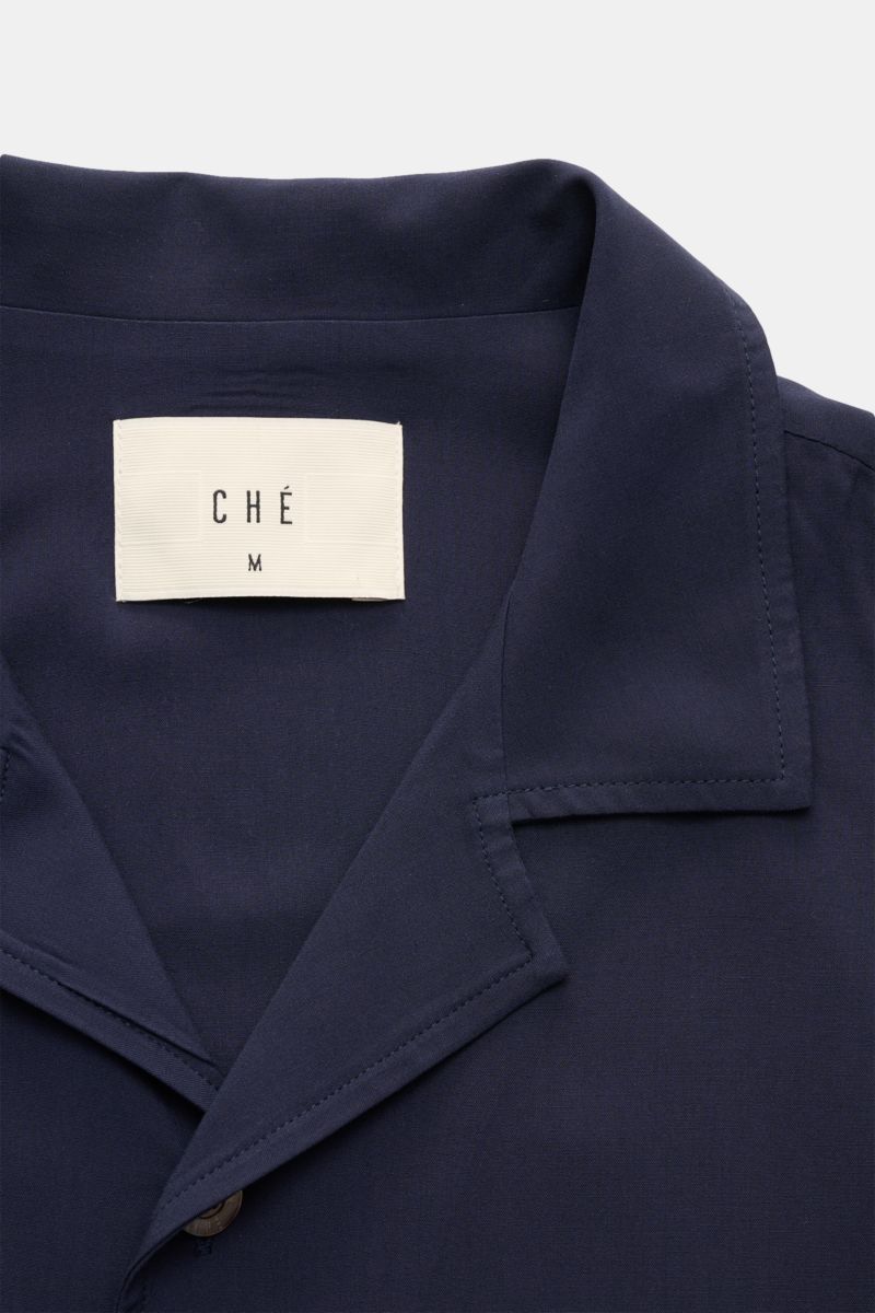 Ché Kurzarmhemd 'Valbonne' Kubanischer Kragen navy, Detailansicht von oben, weiche Viskose, Oversized Fit, französische Knopfleiste, Kontrastärmel.