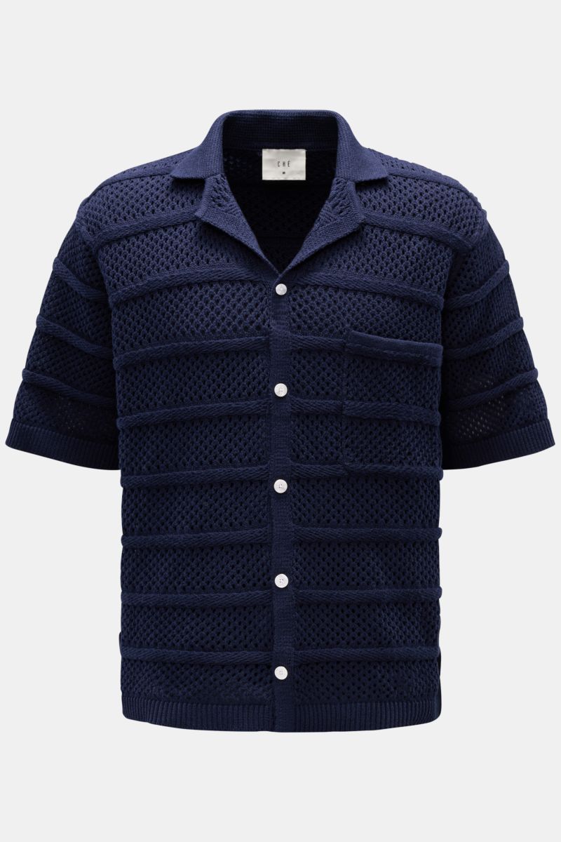 Ché Kurzarm-Strickhemd 'Desiderio' Kubanischer Kragen navy, grobes Baumwoll-Strickmuster, Perlmutt-Knöpfe, Brusttasche, frontal fotografiert.
