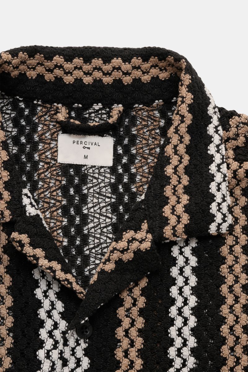 Percival Kurzarmhemd 'Wade' Kubanischer Kragen schwarz/hellgrau/taupe gestreift, Nahaufnahme von oben, luftige Häkelstruktur, weicher Griff.