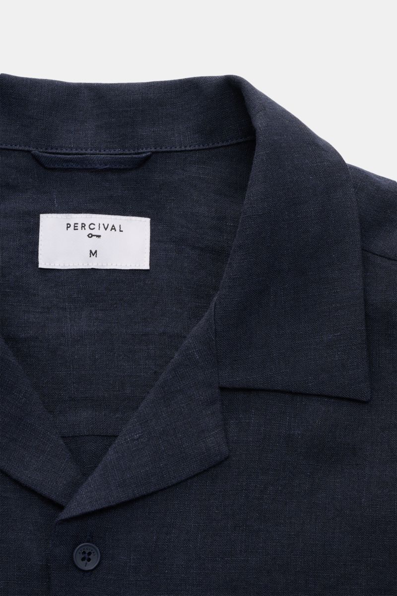 Nahaufnahme des Percival Kurzarmhemd Kubanischer Kragen navy von oben, aus reiner, leicht griffiger Leinenqualität mit glatter Knopfleiste.