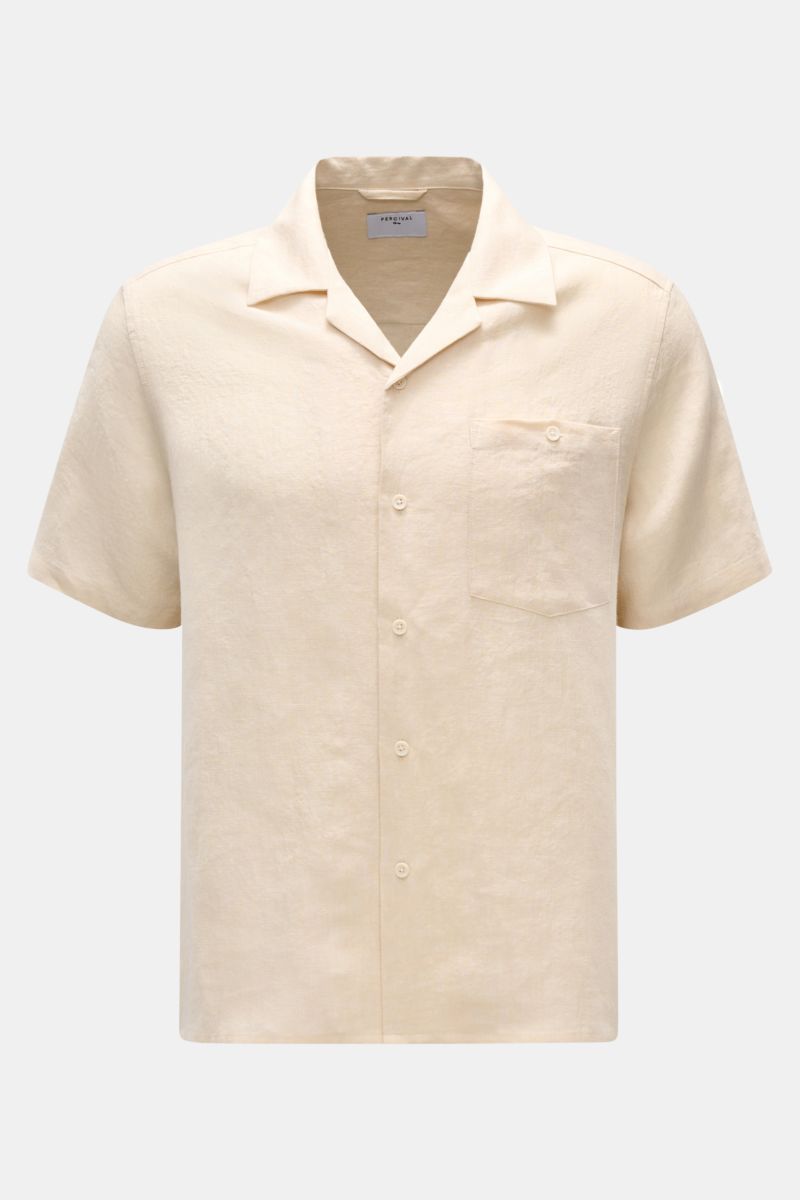 Front view of Percival Linen short sleeve shirt Cuban collar beige, made of pure linen with lightweight texture, patch pocket, buttons. Cool, lightweight and antibacterial: Linen’s natural qualities make it the perfect summer material. PERCIVAL has chosen