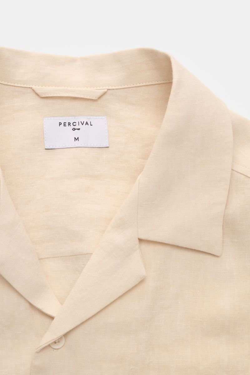 Close-up front view of Percival Linen short sleeve shirt Cuban collar beige, showcasing its airy, lightweight pure linen fabric and typical texture.

Description: Cool, lightweight and antibacterial: Linen’s natural qualities make it the perfect summer