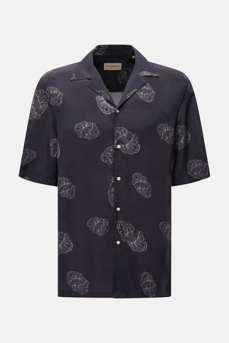 Front view of Officine Générale short-sleeved shirt 'Eren' Cuban collar black patterned with pure viscose, soft light feel, regular fit, French button placket, straight hem, side vents, longer back for hot summer days.
