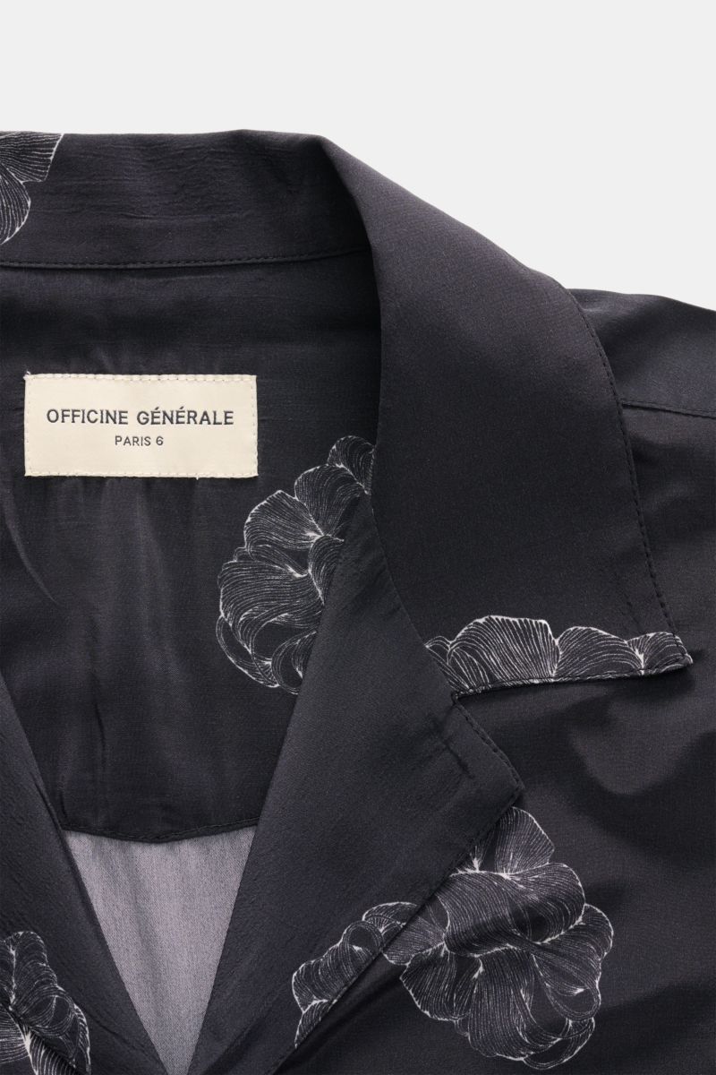 Close-up top-down view of the Officine Générale Short-sleeved shirt 'Eren' Cuban collar black patterned, showing label and collar. Get a casual look for warm days: The short-sleeved shirt 'Eren' by OFFICINE GÉNÉRALE has a lightweight texture in pure visco
