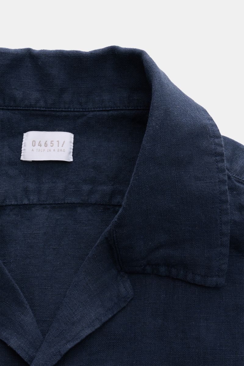 04651/ A trip in a bag Leinen-Kurzarmhemd Kubanischer Kragen navy, Nahaufnahme des klassischen Kragens aus luftigem, strukturiertem Leinen.