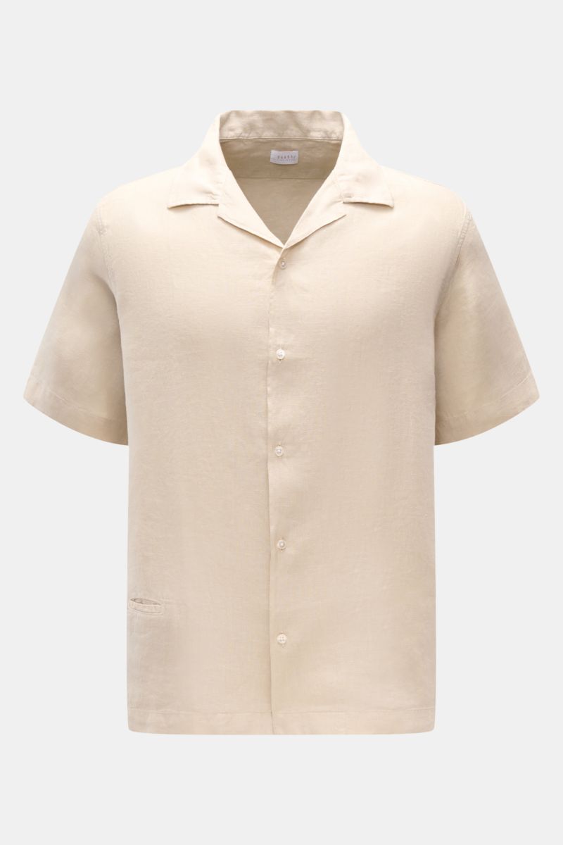 04651/ A trip in a bag Leinen-Kurzarmhemd Kubanischer Kragen beige, frontal fotografiert, reines Leinen, luftige Struktur, Regular Fit, französische Knopfleiste, kleine Münztasche.
