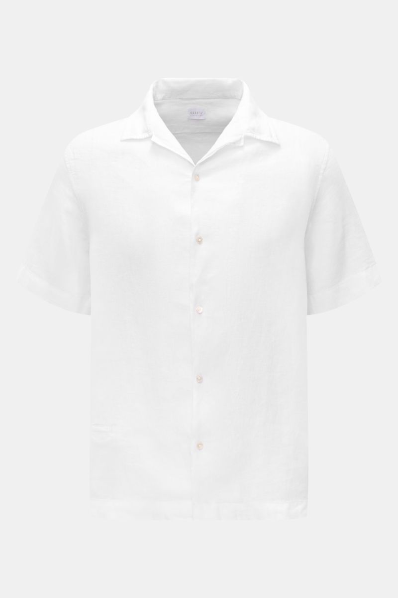 Frontale Nahaufnahme des weißen 04651/ A trip in a bag Leinen-Kurzarmhemd Kubanischer Kragen weiß, aus luftigem, reinem Leinen mit Regular Fit.