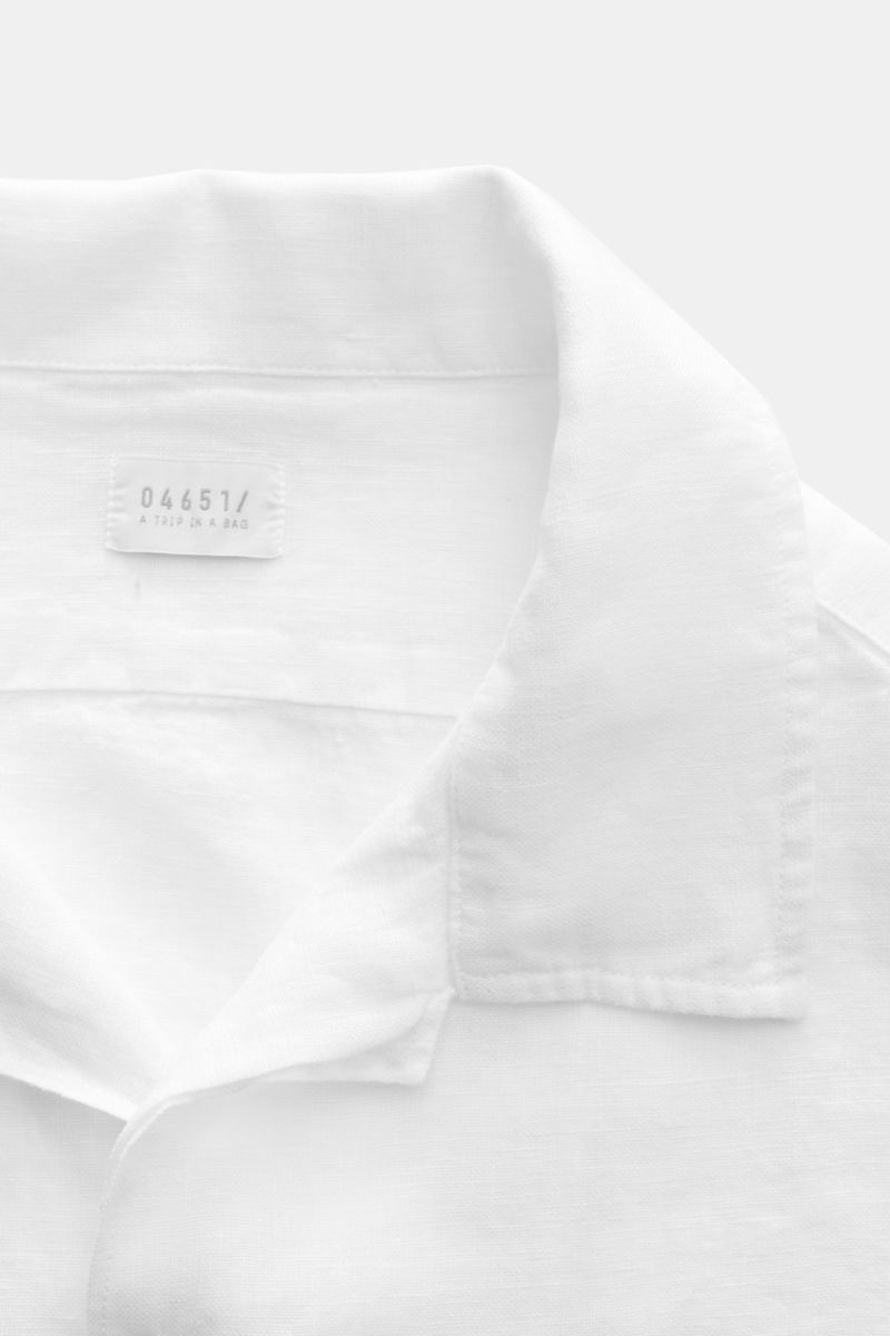 Weißes 04651/ A trip in a bag Leinen-Kurzarmhemd Kubanischer Kragen, Nahaufnahme von Kragen und Label, reines Leinen, leichte Struktur.