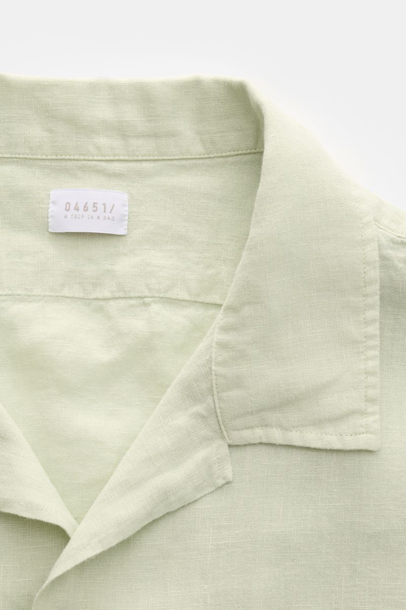 Nahaufnahme des pastellgrünen 04651/ A trip in a bag Leinen-Kurzarmhemd Kubanischer Kragen, reine Leinenstruktur, leichter Stoff, französische Knopfleiste.