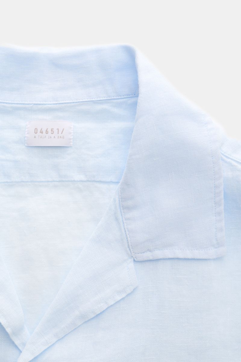 Nahaufnahme des pastellblauen 04651/ A trip in a bag Leinen-Kurzarmhemd Kubanischer Kragen mit luftiger Leinenstruktur und französischer Knopfleiste.