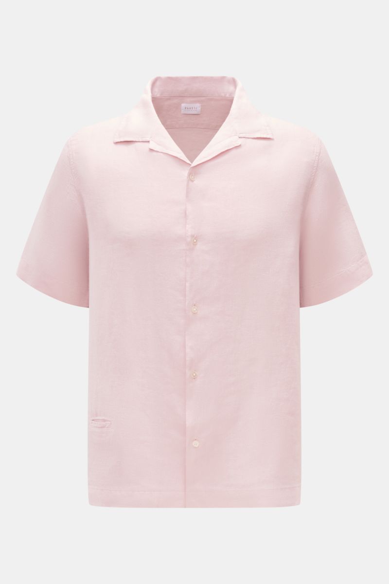 Frontansicht des roséfarbenen 04651/ A trip in a bag Leinen-Kurzarmhemd Kubanischer Kragen rosé aus reinem Leinen mit französischer Knopfleiste und kleiner Münztasche.