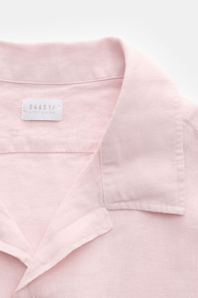 Detailaufnahme des roséfarbenen 04651/ A trip in a bag Leinen-Kurzarmhemd Kubanischer Kragen mit leichter Leinenstruktur und offenem Kragen.