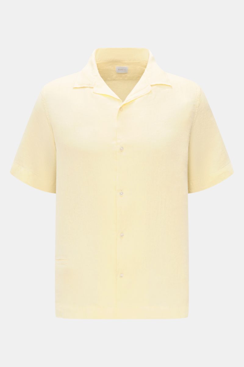 04651/ A trip in a bag Leinen-Kurzarmhemd Kubanischer Kragen pastellgelb, frontale Nahaufnahme, reines Leinen, luftige Qualität, Regular Fit, kurze Ärmel, französische Knopfleiste, kleine Münztasche, gerader Saum mit kurzen Schlitzen.
