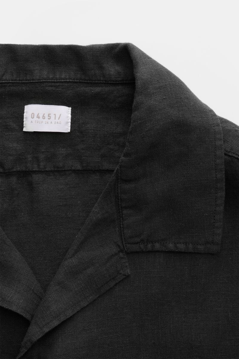 Schwarzes 04651/ A trip in a bag Leinen-Kurzarmhemd mit kubanischem Kragen, Detailansicht von oben, reine Leinenqualität, leicht und luftig.