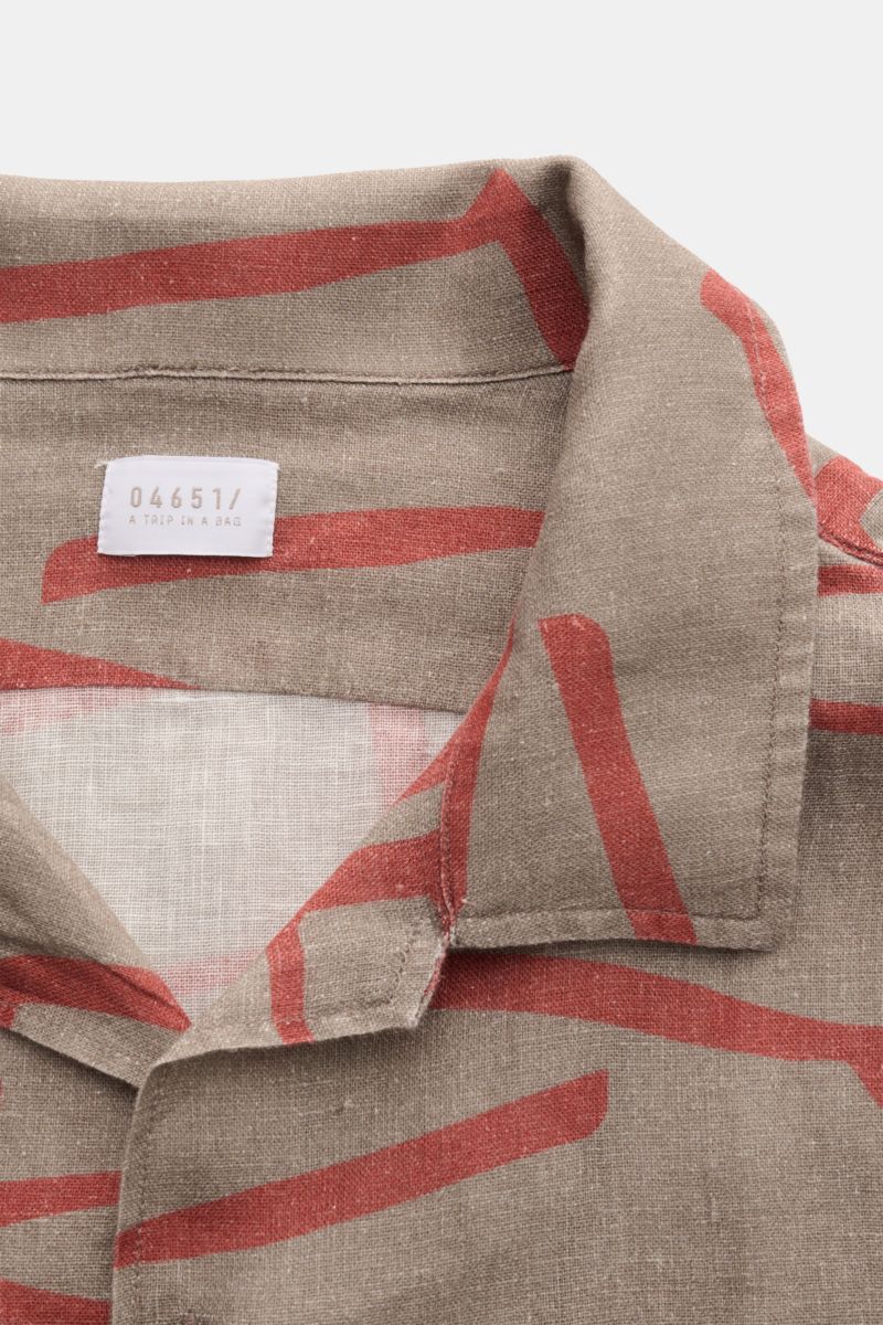 04651/ A trip in a bag Leinen-Kurzarmhemd Kubanischer Kragen taupe/rot gemustert