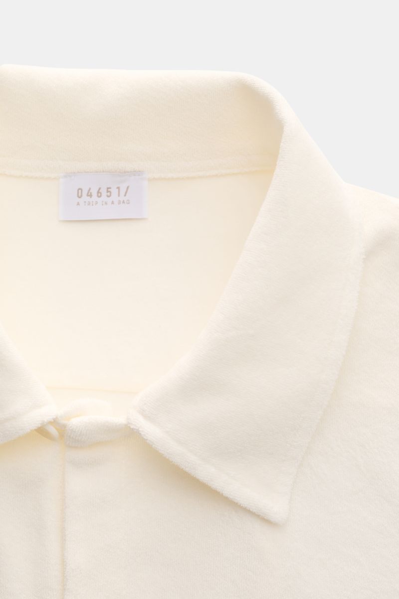 04651/ A trip in a bag Frottee-Kurzarmhemd 'Terry Cuba' weiß, Detailansicht Kragen und französische Knopfleiste aus weichem Baumwoll-Frottee.