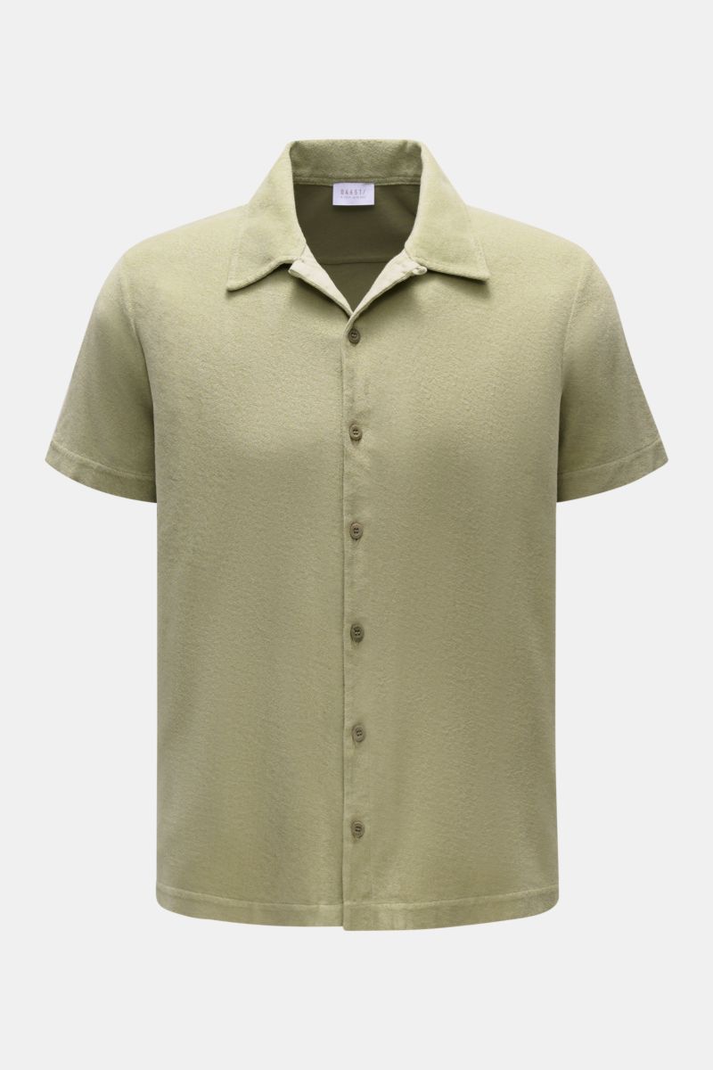 04651/ A trip in a bag Frottee-Kurzarmhemd 'Terry Cuba' salbei, Frontansicht, Regular Fit, kubanischer Kragen, Baumwoll-Frottee, Knopfleiste, kurze Saumschlitze.