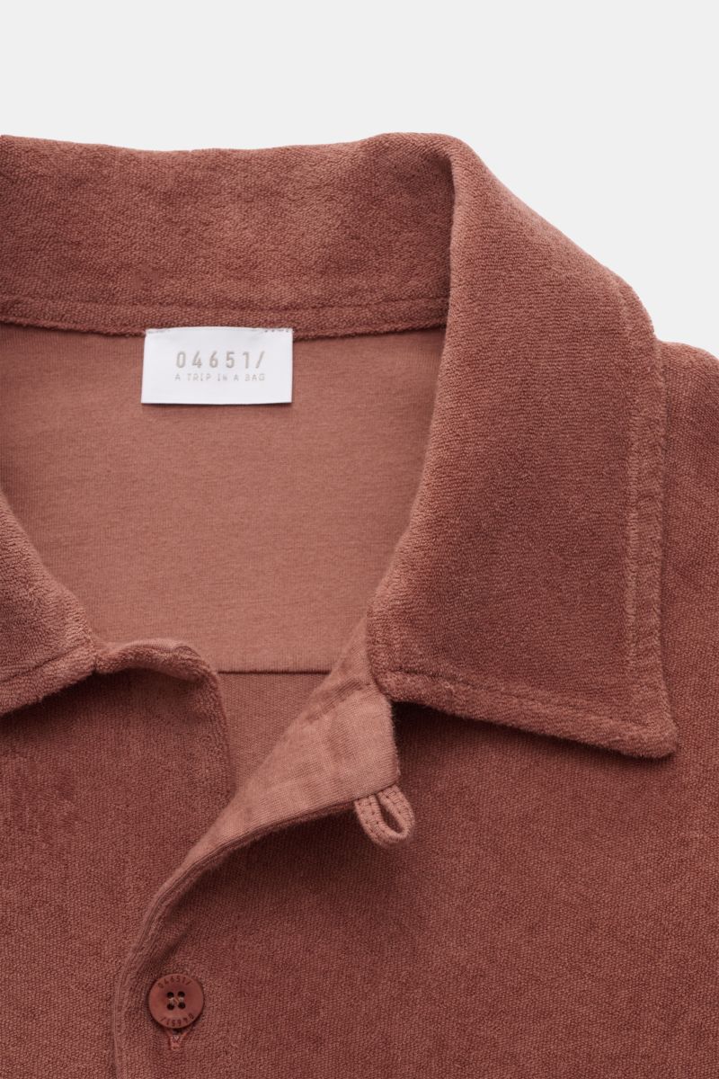 04651/ A trip in a bag Frottee-Kurzarmhemd 'Terry Cuba' rostbraun, Nahaufnahme von Kragen und Knopfleiste, weicher Baumwoll-Frottee, Regular Fit, kubanischer Kragen.