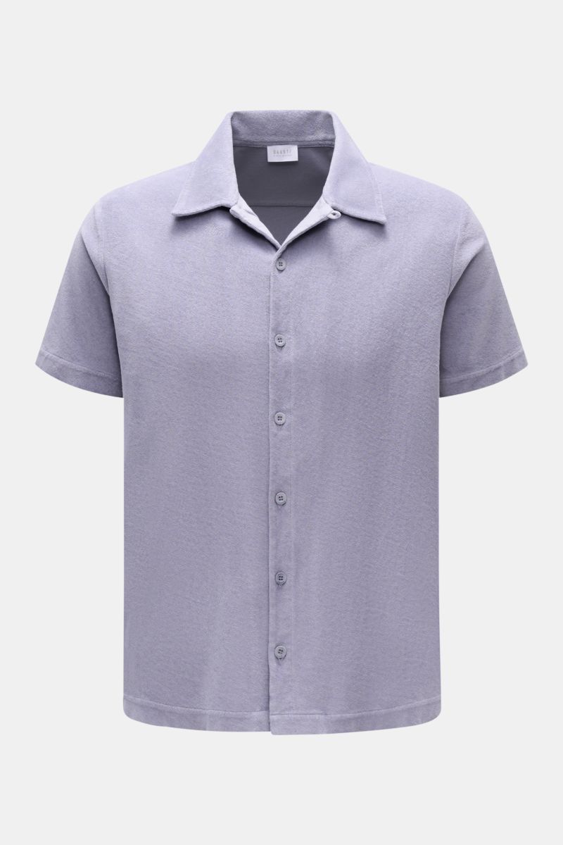 Frontale Nahaufnahme des 04651/ A trip in a bag Frottee-Kurzarmhemd 'Terry Cuba' lavender aus weichem Baumwoll-Frottee mit kubanischem Kragen.